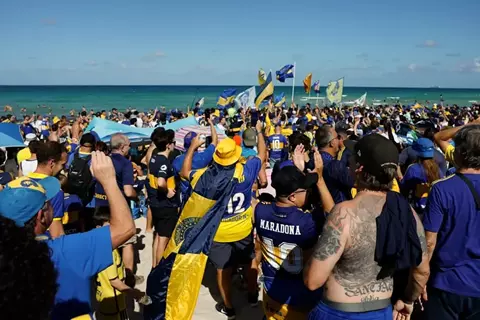 "ستجدنا أينما نظرت".. جماهير بوكا جونيورز تحتل شواطئ ميامي في مونديال الأندية (صور وفيديو)